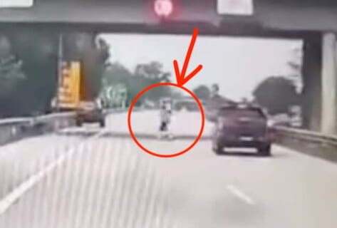 【閲覧注意】高速道路を歩いて渡ろうとした女さん、バイク運転手を即死させてしまう