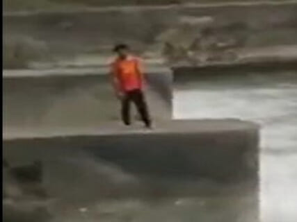 【衝撃映像】女子にモテるため川に飛び込んだ男子高校生、首の骨を折り死亡