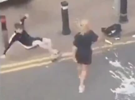 【衝撃映像】男同士の喧嘩を止めに入った女、男を2ｍ吹き飛ばしてしまう。強すぎだろ…