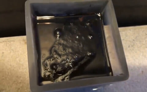 【閲覧注意】硫酸の中に落ちた生物がどうなるのかをご覧ください・・・超恐怖動画