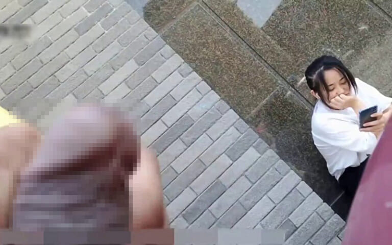 【狂気】ネットで有名な性的暴行おじさん、女子大学に出没しこうなる…（動画あり）
