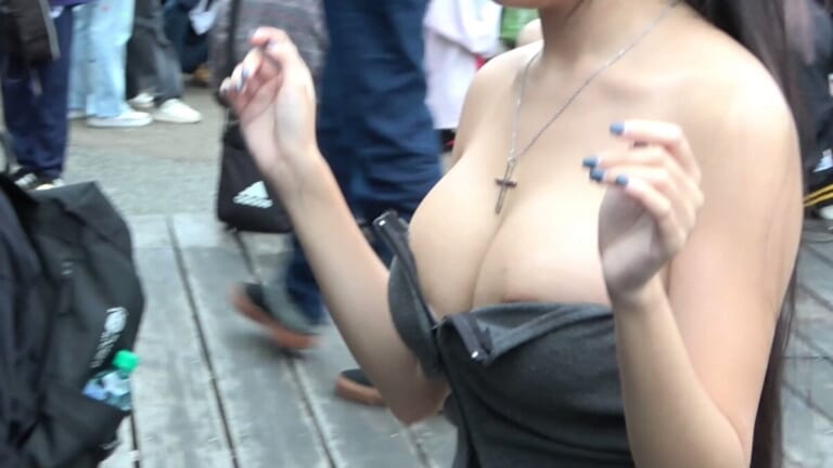 【エロ注意】巨乳コスプレイヤーさん、乳首がハミ出てる事に気付かずこうなるｗｗｗ