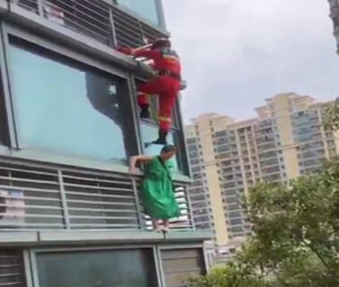 【衝撃映像】飛び降り自殺しようとしてる女性、レスキュー隊員にとんでもない事されてしまう