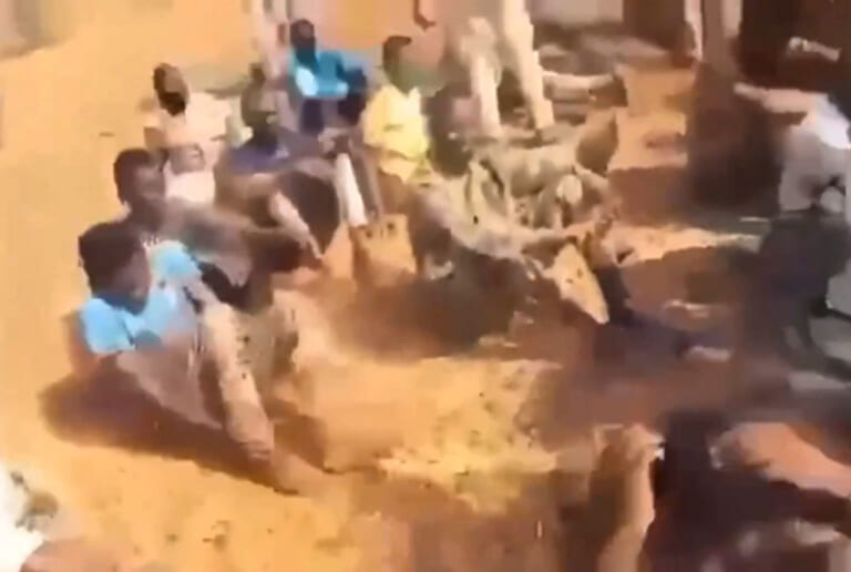 【閲覧注意】砂漠で20人がたった10秒で全員死ぬ動画、怖い…