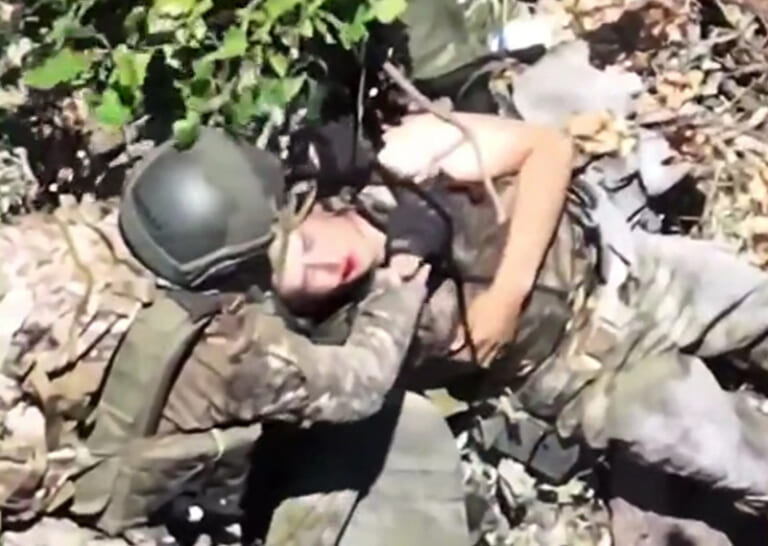 【閲覧注意】ウクライナ兵「ロシアの女性兵士を見つけた。今からめちゃくちゃにヤるわｗ」（動画あり）