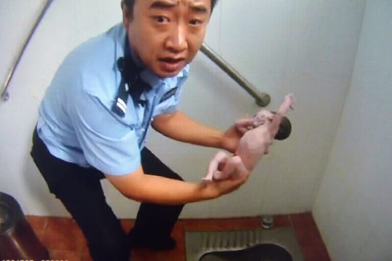 【閲覧注意】空港で「死亡した赤ちゃん」を抱いてた女を拘束 ⇒ 解剖したら赤ちゃんの中身は…（動画あり）