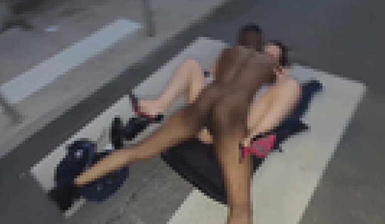 【ガチ動画】酔って街中で寝てた女がレ●プ（生挿入）される瞬間、ヤバい