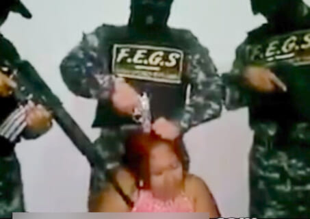 【閲覧注意】散々処刑してきたギャングの女ボス、「自分が殺される番」になった途端…（動画あり）