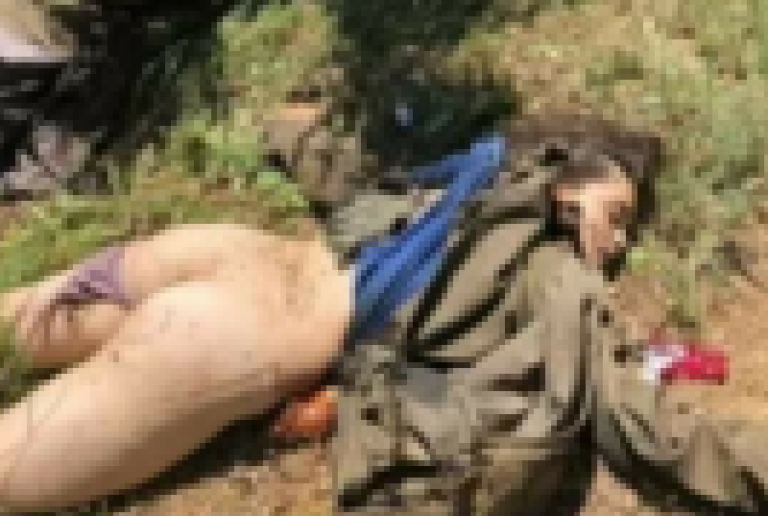 【閲覧注意】ウクライナ兵士、ロシアの女性兵士の死体を見つけ興奮してしまう・・（動画あり）