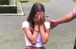 【動画】白人女子さん、至近距離でセックスを見せつけられて赤面