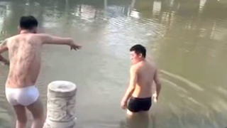 【動画】川で泳ごうとした入れ墨男、溺れてしまうwwwww