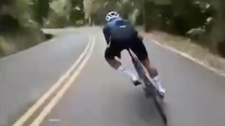 【動画】下りを攻めていたチャリンコ乗りが崖から転落してしまう