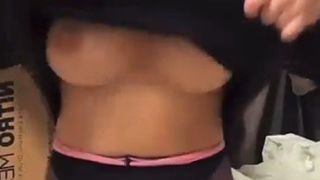 【悲報】巨乳女子さん、ライブ配信で乳首を見せてしまい赤面❤(動画あり)