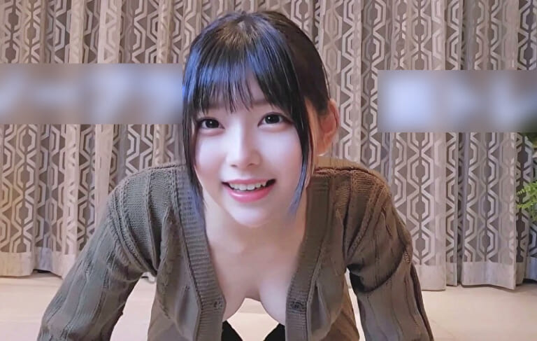 【エロ注意】生配信中に腕立てした女の子、おっぱいが全部見えてしまうｗｗｗｗｗｗ