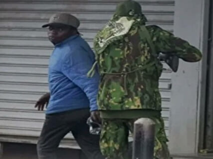 【閲覧注意】ケニアの抗議デモ、警察が抗議者を至近距離から射殺（動画あり）