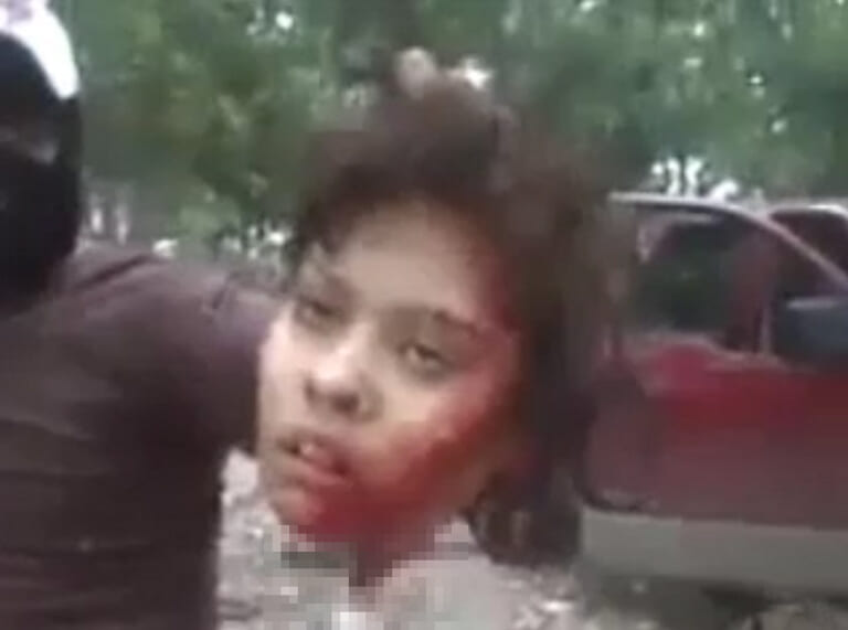 【閲覧注意】斬首された女性の目が明らかに動いている映像、怖すぎる