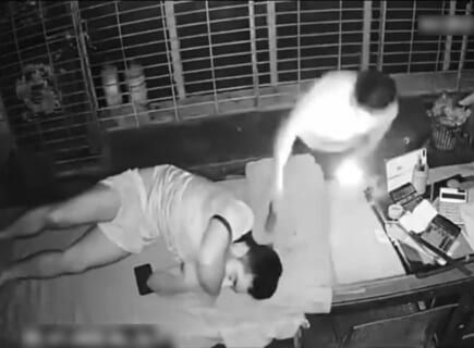 【閲覧注意】工場作業員「こいつムカつくなぁ…ハンマーで殴り殺したろ！」（動画あり）