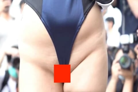 【事故】ギリギリを攻めすぎたコスプレイヤーさん、マ○コが全部はみ出してしまうｗｗｗ