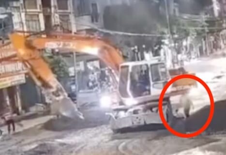 【閲覧注意】ショベルカーが ”動く断頭台” と化す瞬間が怖すぎ…現場作業員が…（動画あり）