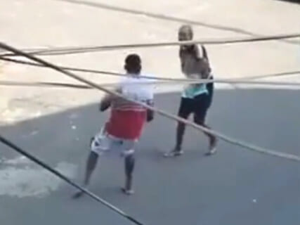 【衝撃映像】両手がない男に喧嘩売ったDQN、人生で一番ダサい負け方するｗｗｗｗｗｗ