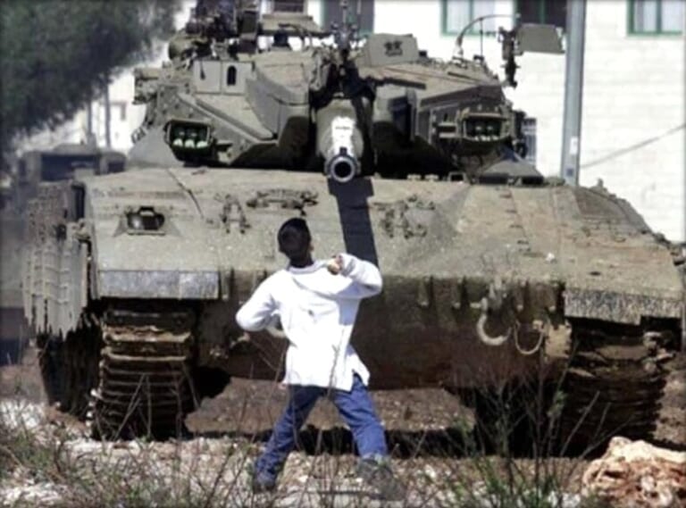 【閲覧注意】戦車で人間を踏み潰す動画が拡散されてしまう・・・これはヤバすぎる・・・