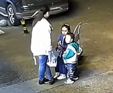 【閲覧注意】中国に安全な場所なんてない。今からこのママと2人の子供が地獄に落とされる…