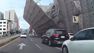 【恐怖】強風により建設現場の足場が崩壊する事故のドラレコ