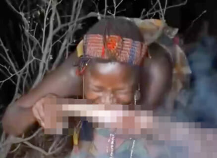 【閲覧注意】この部族女性が食べてるの…頼むから人間じゃないであってくれ…（動画あり）