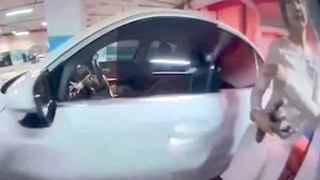 【動画】駐車監視に記録されたおっぱおが巨なお姉ちゃん