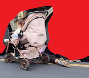 【閲覧注意】あまりにも悲しい１枚の写真、撮影される 「ママとベビーカーの赤ちゃん」