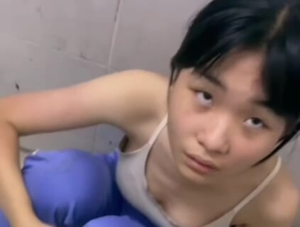 【閲覧注意】女子中学生、トイレで脱がされフルボッコにされる…（動画あり）