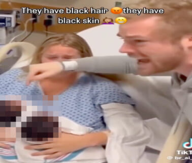 【衝撃映像】白人夫婦からまさかの双子の黒人が誕生 ⇒ 旦那の精神が崩壊する瞬間がエグい…