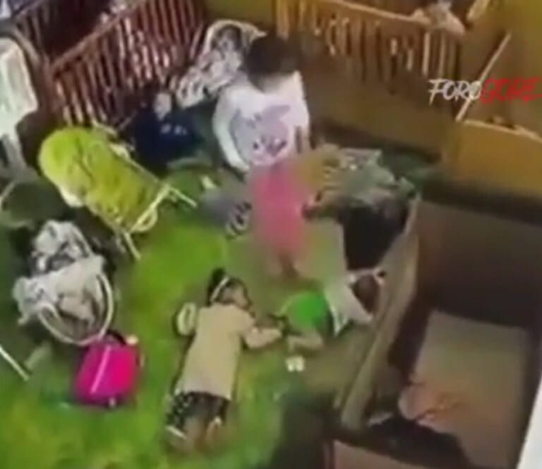 【閲覧注意】8歳の少女が赤ちゃんを殺害する世界初の映像、生まれながらにしてサイコパスすぎる