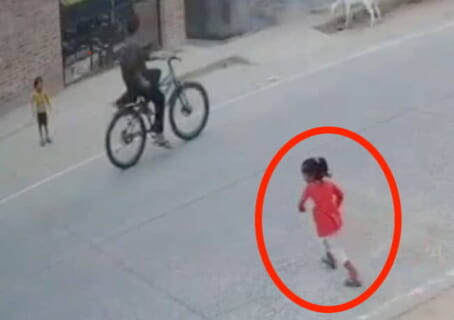 【閲覧注意】6歳の幼女が友達を助けようとして即死する瞬間…（動画あり）