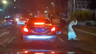 【動画】車からノールック下車したお姉ちゃん、後続車にはねられる