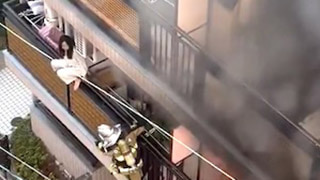 【大阪】火災でパニックになり消防士を蹴落としてしまう女性の映像が話題に。