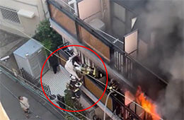 【動画】火事を起こした女さん、パニックになり助けに来た消防士をハシゴから蹴り落とす