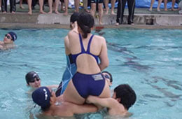 【画像】JK「今日のプール騎馬戦だけど私が上に乗るから男子が支えてよね❤」パシャ