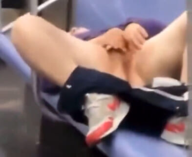 【動画】終電でマ○コ丸出しでオ●ニーしてる泥酔女子、激写されるｗｗｗ