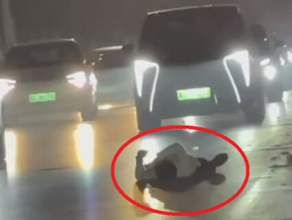 【閲覧注意】道路の真ん中で寝てた酔っ払い、20秒後 一生セ○クスできない体にされる…