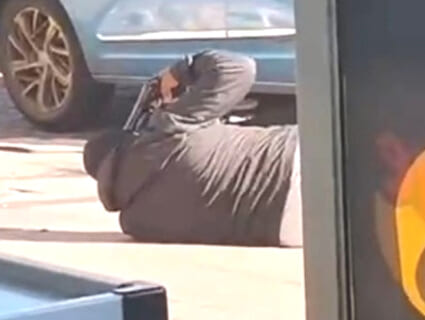 【閲覧注意】追い詰められた強盗がとんでもない事をする瞬間、怖すぎだろ…（動画あり）