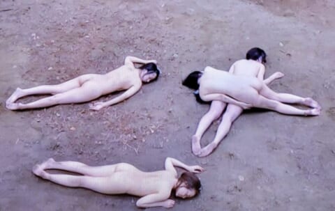 【閲覧注意】全裸の女性を「こうする」、世界で最もキツイ仕事がコチラ…（画像あり）