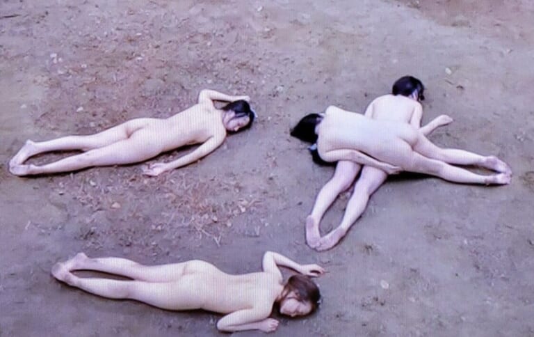 【閲覧注意】全裸の女性を「こうする」、世界で最もキツイ仕事がコチラ…（画像あり）