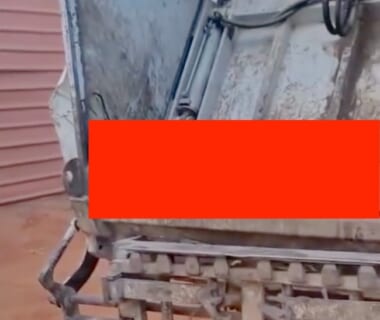 【閲覧注意】ゴミ収集車の中の「光り物」を拾おうとした作業員、そのままスクラップにされる