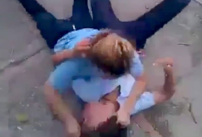 【閲覧注意】 JKさん、喧嘩で友達を植物人間に…コレ賠償金で人生詰むやつ…（動画あり）