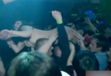 【動画】客席ダイブした女ミュージシャン、おっぱいマ○コ触られまくり ”全裸” で帰ってくる