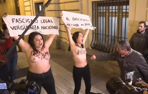 【動画】路上で裸で抗議してるフェミニスト女性2人、おっさんに胸揉まれまくってしまうｗｗｗ