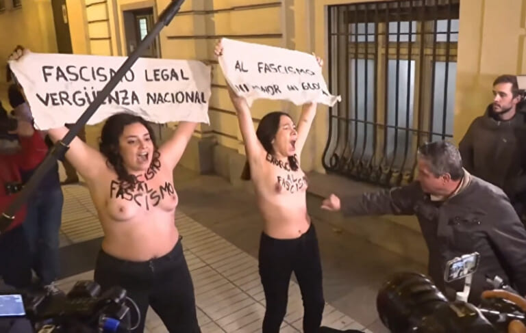 【動画】路上で裸で抗議してるフェミニスト女性2人、おっさんに胸揉まれまくってしまうｗｗｗ