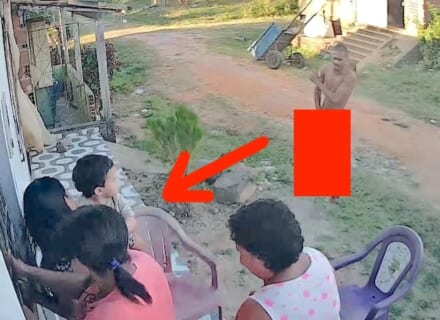 【閲覧注意】チ●コが血まみれの全裸男が団欒家族に突撃してくる動画、地獄絵図すぎる…