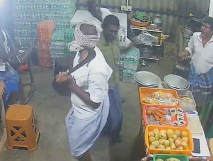 【閲覧注意】たった30秒で、鎌（かま）で2人を殺してしまう ”最強の男” がコチラです…（動画）